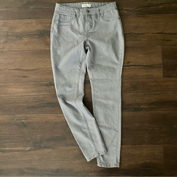 Royalty size 6 lightweight gray pants - Picture 2 of 9